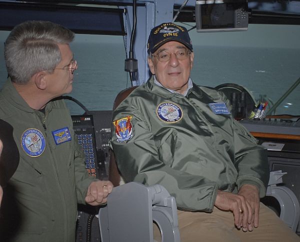 Bộ trưởng Quốc Phòng Mỹ Leon Panetta đang trao đổi với thuyền trưởng chỉ huy tàu sân ban USS Enterprise (CVN 65) - William C. Hamilton của Hải quân Mỹ đang ở Đại Tây Dương (ngày 21/1/2012)
