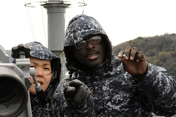 Bĩnh sỹ Mỹ và Nhật Bản trên boong chiến hạm chỉ huy USS Blue Ridge (LCC 19) của Hạm đội 7 đang có mặt tại vùng Yokosuka, Nhật Bản ngày 24/1/2012.