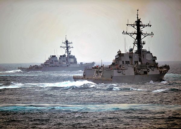 Hai chiến hạm USS Porter (DDG 78) và USS Nitze (DDG 94) của Hải quân Mỹ trên Đại Tây Dương 23/1/2012