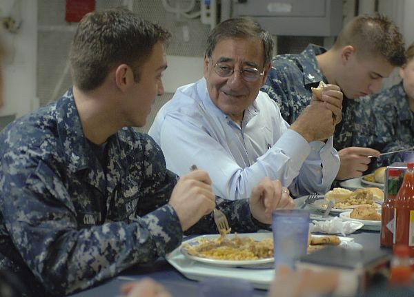 Bộ trưởng Quôc sphòng Mỹ Leon E. Panetta đang ăn trưa cùng các quân nhân trên tàu sâu bay USS Enterprise (CVN 65) đang có mặt trên Thái Bình Dương 21/1/2012