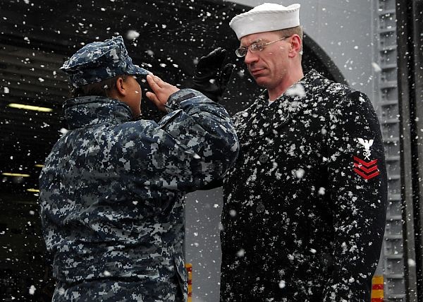 Quân nhân Mỹ chào điều lệnh trên chiến hạm đổ bộ USS Essex (LHD 2) của Hải quân Mỹ đang có mặt tại Sasebo, Nhật Bản 24/1/2012