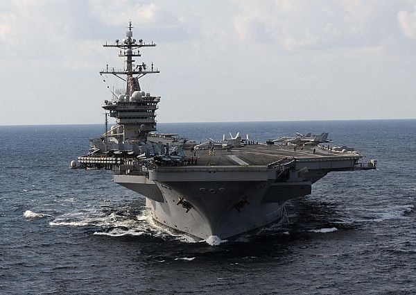 Tàu sân bay Mỹ USS Carl Vinson (CVN 70) đang có mặt trên Biển A Rập 21/1/2012.