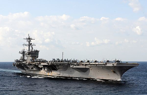 Tàu sân bay Mỹ USS Carl Vinson (CVN 70) đang có mặt trên Biển A Rập 21/1/2012.