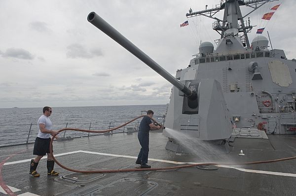 Trên boong khu trục hạm tên lửa USS Nitze (DDG 94) đang có mặt trên Đại Tây Dương 21/1/2012