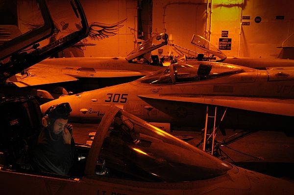 Các chiến đấu cơ F/A-18C Hornet trên tàu sân bay USS Carl Vinson (CVN 70) đang có mặt trên Biển A Rập 25/1/2012