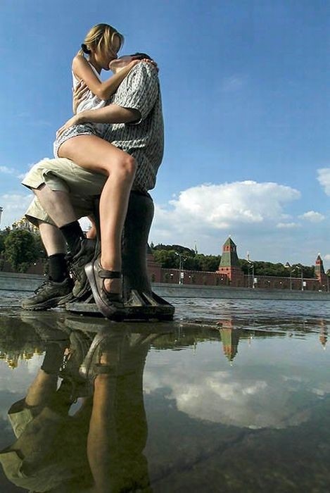 Những nụ hôn lãng mạn trên phố phường Moscow ảnh 1