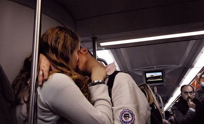 Những nụ hôn lãng mạn trên phố phường Moscow ảnh 10