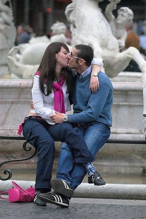 Những nụ hôn lãng mạn trên phố phường Moscow ảnh 12