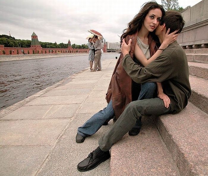 Những nụ hôn lãng mạn trên phố phường Moscow ảnh 15