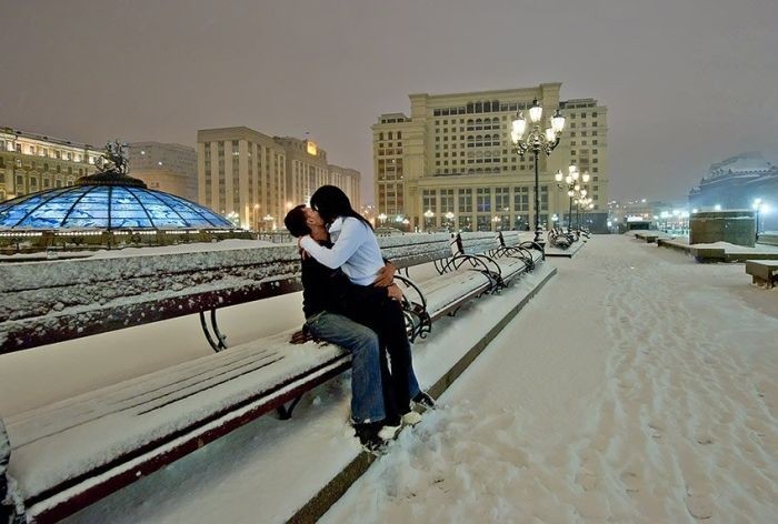 Những nụ hôn lãng mạn trên phố phường Moscow ảnh 7