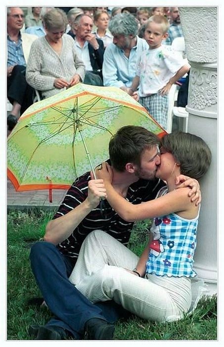 Những nụ hôn lãng mạn trên phố phường Moscow ảnh 9