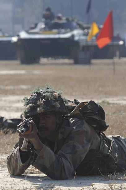 Binh sỹ của Lữ đoàn Mũi tên lửa của quân đội Ấn Độ tập trận