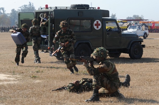 Binh sỹ của Lữ đoàn Mũi tên lửa của quân đội Ấn Độ tập trận