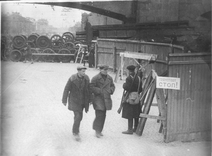 Việc chiếm Leningrad không chỉ là chiếm đóng một thành phố bình thường mà còn là việc chiếm đóng nơi đã nổ ra cuộc Cách mạng tháng 10 Nga, một biểu tượng chính trị quan trọng của Liên Xô. ẢNH: Các trạm kiểm soát, phong toả các khu vực cấm hoặc có bom chưa nổ do quân Đức thả