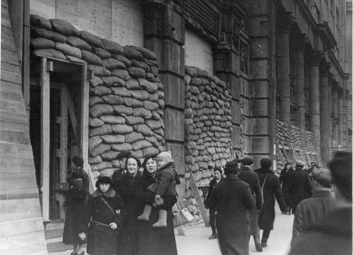 Đồng thời, chiếm Leningrad cũng là chiếm được một căn cứ hải quân quan trọng để phục vụ cuộc đối đầu trên biển giữa hải quân Đức Quốc xã và Hải quân Anh trên biển Baltic. ẢNH: Nhà cửa trong thành phố được gia cố bằng các bao cát