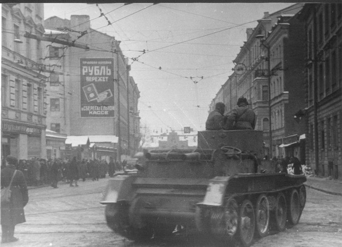 Xe tăng của Hồng quân cơ động trong thành Leningrad