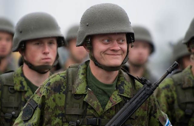 Anh lính này có vẻ rất đắc ý điều gì khi tủm tỉm cười một mình khi đứng giữa hàng quân
