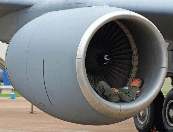 Tranh thủ đánh giấc trưa nghỉ ngơi trong động cơ máy bay