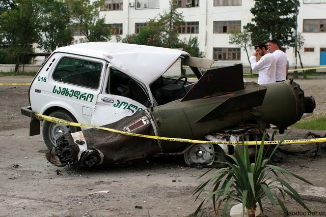 Một quả tên lửa của Nga rơi trúng đầu một chiếc ô tô ở Gruzia năm 2008
