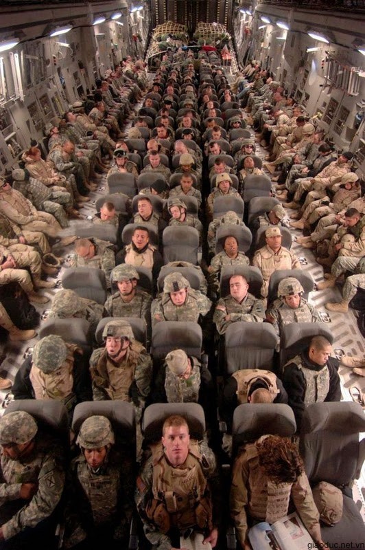 Lính Mỹ ngủ như lợn con trên máy bay vận tải
