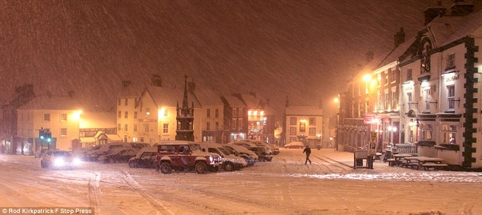Bất chấp giá lạnh, người dân Ashbourne ở Derbyshire vẫn lái xe đến các quán rượu trong đêm