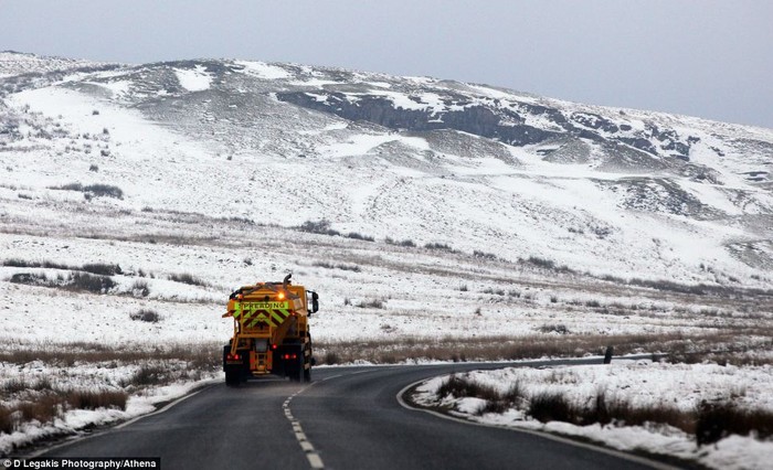 Những vạt đồi phủ đầy tuyết trắng ở Brecon Beacons, Powys, Xứ Wales