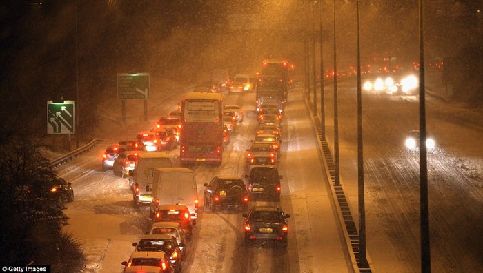 Tuyến đường A50 ở Anh bị tắckệt do tuyết rơi dày