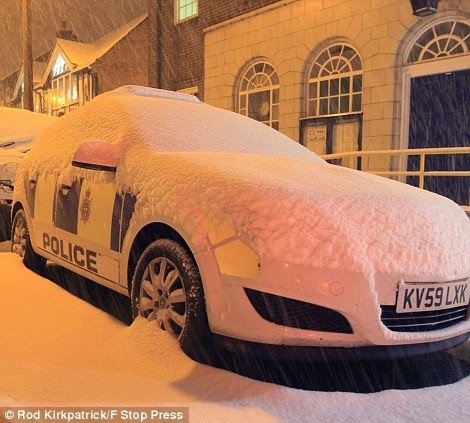 Xe cảnh sát Ashbourne, Derbyshire cũng bị đóng băng