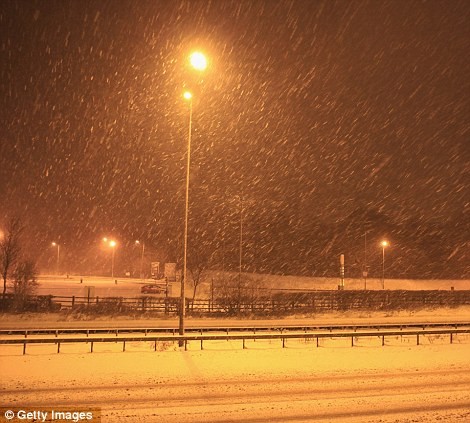 Tuyết rơi trắng trời và hiệu ứng đèn đường ở Ashbourne, Derbyshire