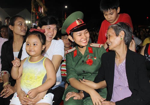 Nữ tân binh Nguyễn Đặng Bảo Trân, huyện Bình Chánh, vui vẻ bên người thân trong đêm hội trại tòng quân.