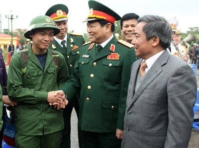 Thượng tướng Ngô Xuân Lịch động viên tân binh trước giờ lên đường về đơn vị mới