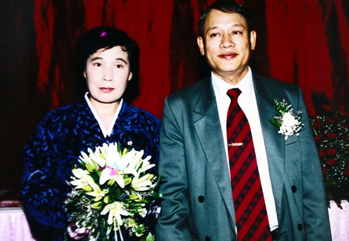 Mười năm qua, bà Ri Yong-hui sống cùng chồng ở khu tập thể Thành Công, Hà Nội. Bà đi dạy tiếng Triều Tiên, trong khi ông Cảnh đi làm. >> xem chi tiết tại đây