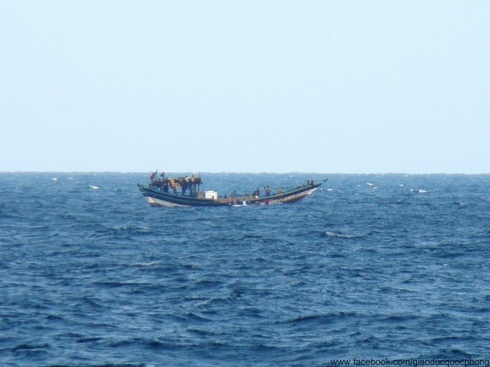 Xung quanh tàu CEC Future lúc bị bắt giữ có rất nhiều thuyền gắn động cơ của lực lượng cướp biển đi tuần cảnh giới.