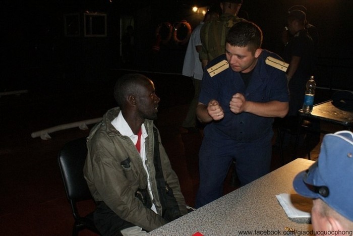 Hải tặc Somalibị thẩm vấn sau khi bị bắt