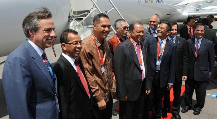 CEO của hãng Garuda, ông Emirsyah Satar (thứ hai bên trái), Bộ trưởng Công nghiệp Indonesia Muhammed Suleiman Hidayat (thứ tư bên trái) và các quan chức khác trước phi cơ Bombadier CRJ1000 . Hãng hàng không quốc gia Garuda sẽ mua sáu phi cơ Bombardier CRJ1000 thế hệ mới với trị giá 1.32 tỷ đôla.