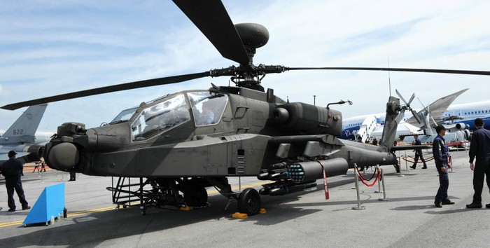 Trực thăng Apache Boeing AH-64D. Khoảng 900 công ty từ hơn 50 nước tham gia hội chợ.