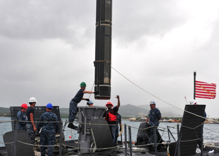 Lắp tên lửa hành trình Tomahawk cho tàu ngầm hạt nhân lớp Los Angeles Số hiệu SSN723 của Hải quân Mỹ