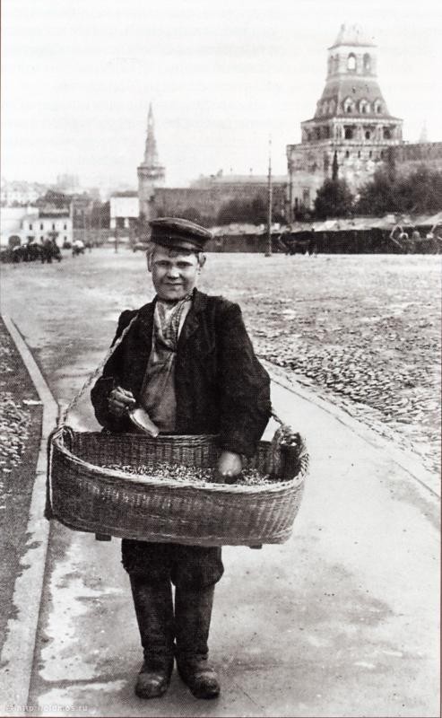 Em bé bán hạt hướng dương dạo ở Moscow năm 1906
