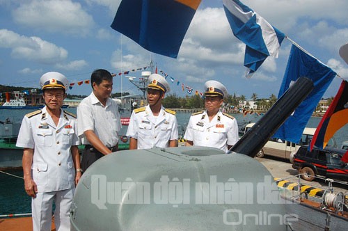 Phó đô đốc Trần Thanh Huyền, Chính ủy Quân chủng Hải quân và các đại biểu tham quan TBVK trên tàu Hải quân HQ-264