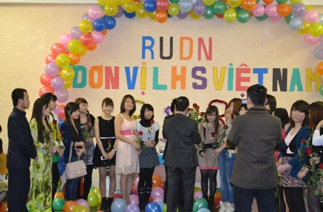 Đại sứ Phạm Xuân Sơn tặng hoa chúc mừng các LHS Nữ