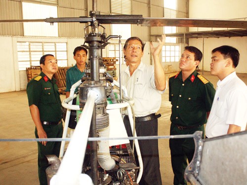 Ông Hiển giới thiệu chiếc trực thăng với đoàn cán bộ quân sự trong sáng qua 30.3 - Ảnh: Tuy Phong