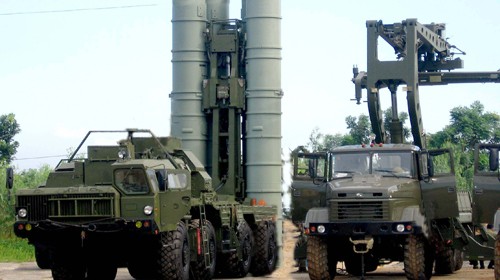 Từ trái qua: xe bệ phóng tên lửa tự hành và xe gắp ống phóng bảo quản đạn - Ảnh: Nguyễn Quốc Văn
