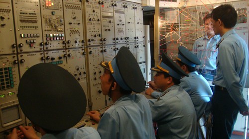 Bên trong phòng điều khiển của sở chỉ huy trên không, tức đài rađa chiếu xạ mục tiêu và điều khiển tên lửa 30N6E - Ảnh: Nguyễn Quốc Văn