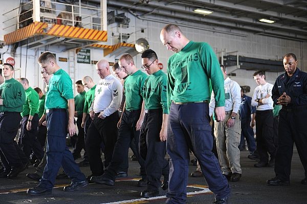 Các binh sỹ trên tàu sân bay USS Dwight D. Eisenhower (CVN 69) đang có mặt trên Đại Tây Dương hôm 28/3/2012.