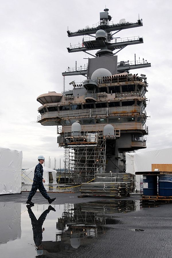Tàu sân bay USS Dwight D. Eisenhower (CVN 69) trên Đại Tây Dương hôm 28/3/2012