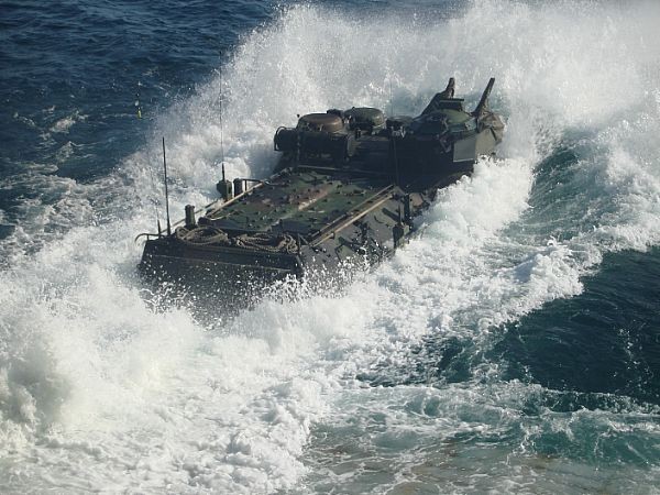 Xe thiết giáp lội nước đang xuất phát từ tàu đổ bộ USS Comstock (LSD 45) có mặt trên Thái Bình Dương hôm 27/3/2012.