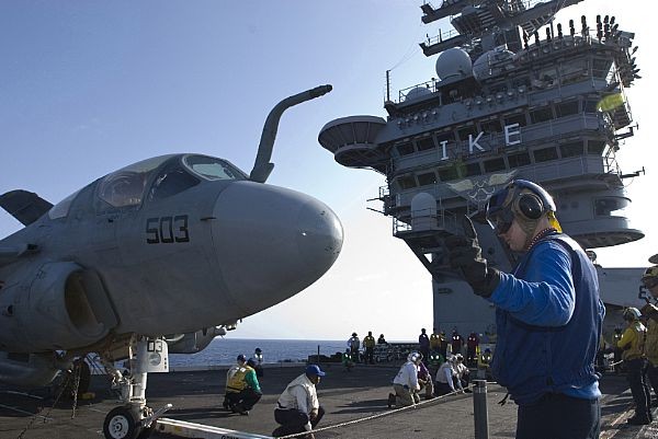 Trên boong tàu sân bay USS Dwight D. Eisenhower (CVN 69) đang có mặt trên Đại Tây Dương hôm 29/3/2012.