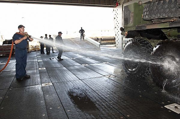 Xe chiến đấu đang được rửa trên tàu đổ bộ USS New York (LPD 21) tại thành phố MOREHEAD hôm 28/9/2012
