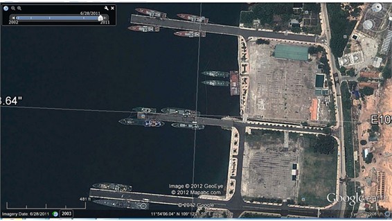 Quân cảng Cam Ranh nhìn từ Google Earth. Tàu Gerpard Lý Thái Tổ có kích thước lớn nhất neo bên cầu tàu phía dưới cùng. Ảnh: tư liệu