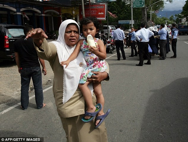 Người dân Indonesia bỏ chạy toán loạn khi trận động đất xảy ra